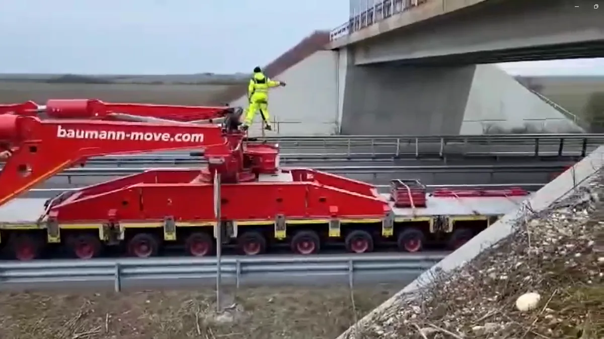 Cum se mișcă pe drumurile noastre convoiul agabaritic record care trebuie să ajungă în Hunedoara (VIDEO)