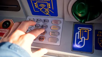 Veste proastă pentru clienţii băncilor din România: Au fost reintroduse comisioanele la bancomatele proprii