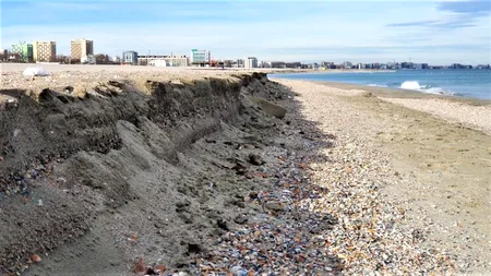 Fenomen: Plajele din Mamaia, extinse cu fonduri de 50 milioane euro, s-au îngustat!