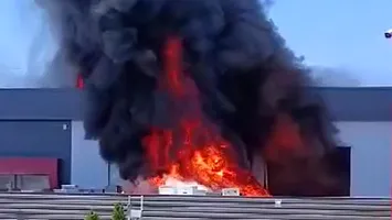 Incendiu de proporții la Iași: hală a unei firme de curierat, mistuită de flăcări