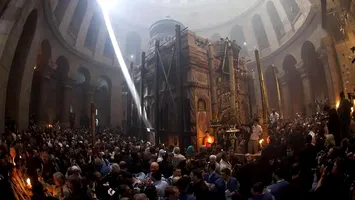 Lumina Sfântă s-a aprins la Ierusalim. Va ajunge în România în această seară