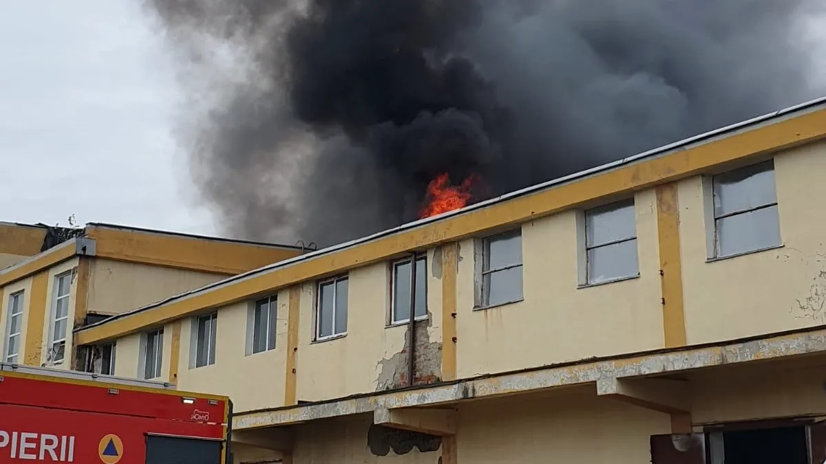 O fostă fabrică INDAGRA arde. Degajări mari de fum. Locuitorii avertizați prin RO-ALERT