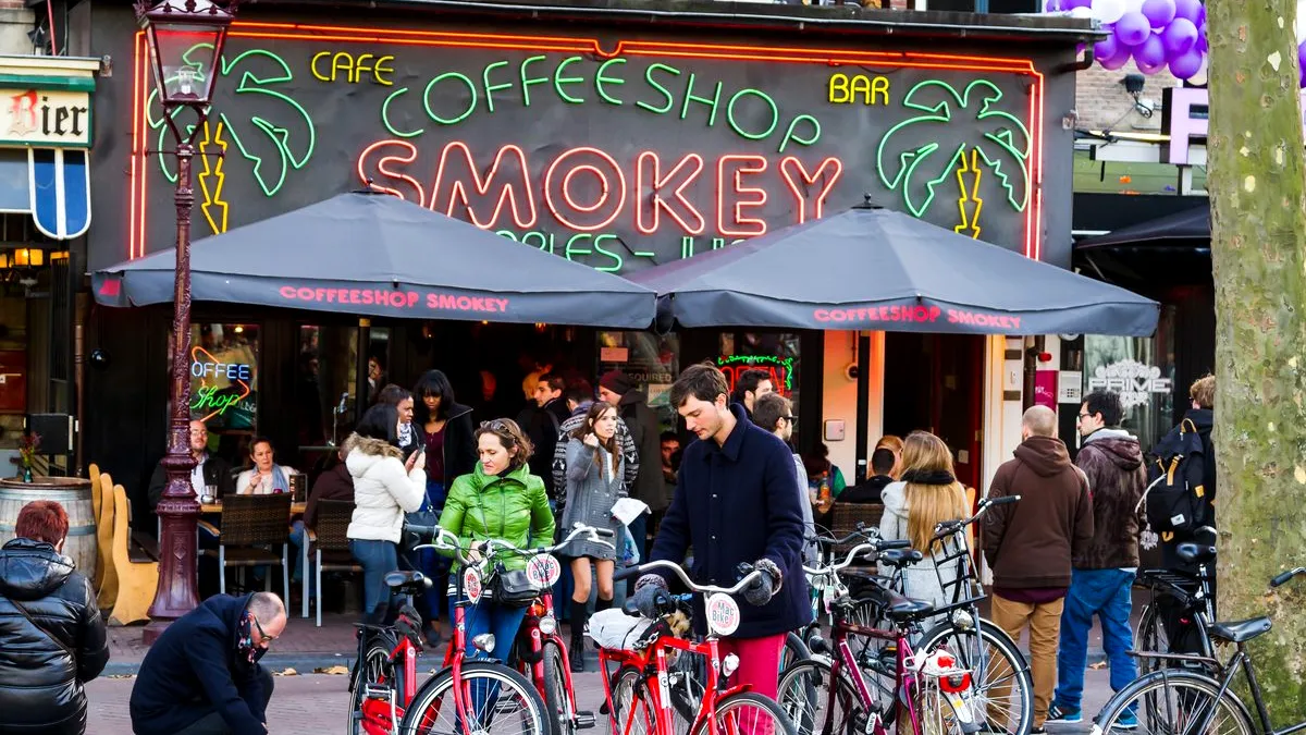 Consumul de marijuana ar putea fi interzis în anumite zone din Amsterdam
