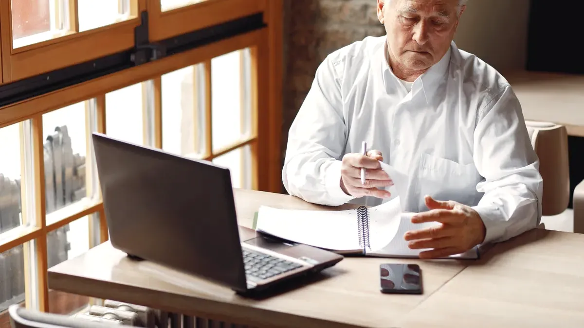 Nou tip de fraudă în România. Rudele golesc conturile pensionarilor, îi lasă fără pensii