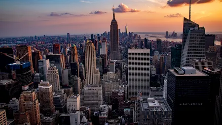 Povestea unei tinere românce care îşi croieşte drum prin labirintul fascinant şi imprevizibil al New York-ului