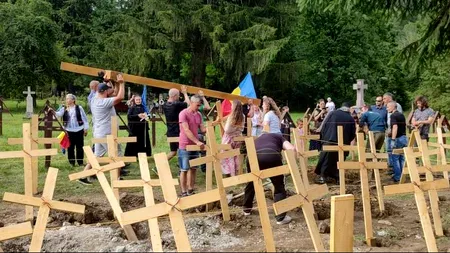 150 de cruci de lemn în memoria eroilor români, în Cimitirul Valea Uzului, în locul celor demolate
