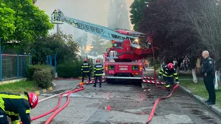 Incendiu de proporții în Hunedoara: o hală, o clădire administrativă și mii de metri pătrați de deșeuri plastice, cuprinse de flăcări