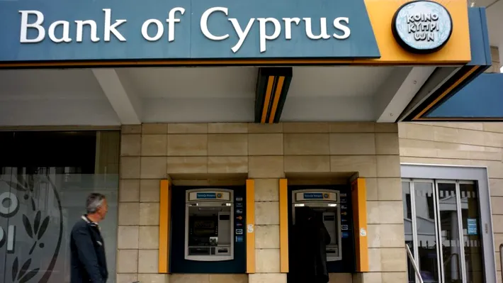 Cea mai mare bancă din Cipru vinde afaceri din Ucraina și România