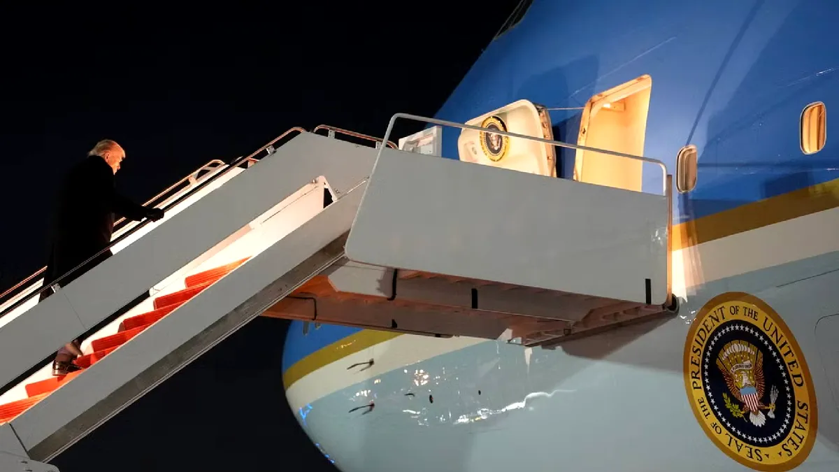 Problema tehnică a avionului Air Force One amână temporar deplasarea lui Donald Trump la Davos