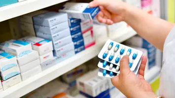 Bolnavii din România așteaptă ani pentru medicamente inovatoare disponibile deja în UE