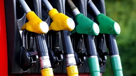 Benzina și motorina s-au ieftinit. Cât?
