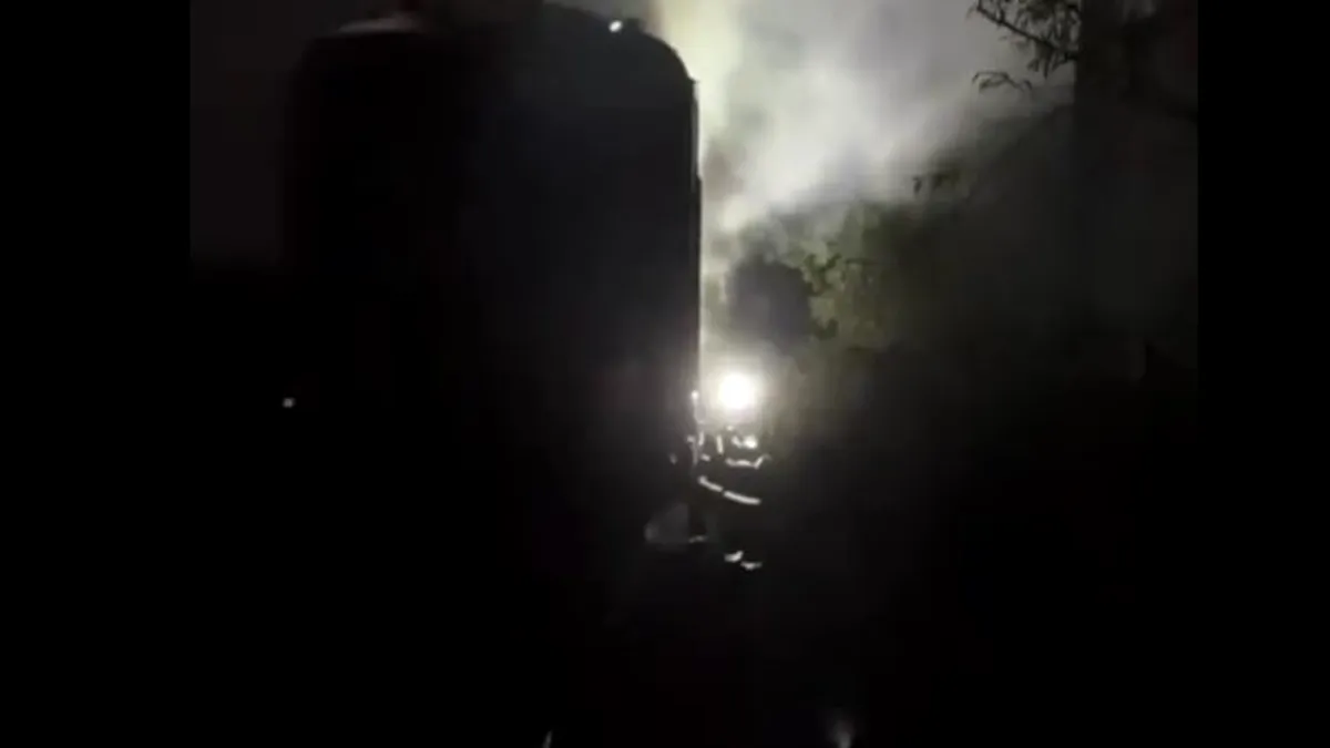 Incendiu la un tren plin cu țiței. Pompierii au evitat la timp un dezastru de proporții VIDEO