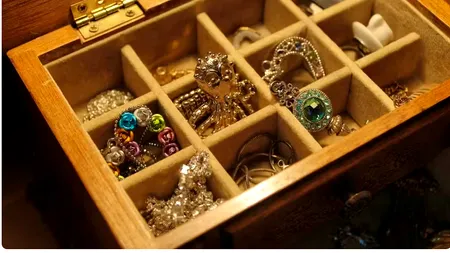 Caz șocant: anunțul de deces al unei femei a atras hoții. Captură de un sfert de milion de euro