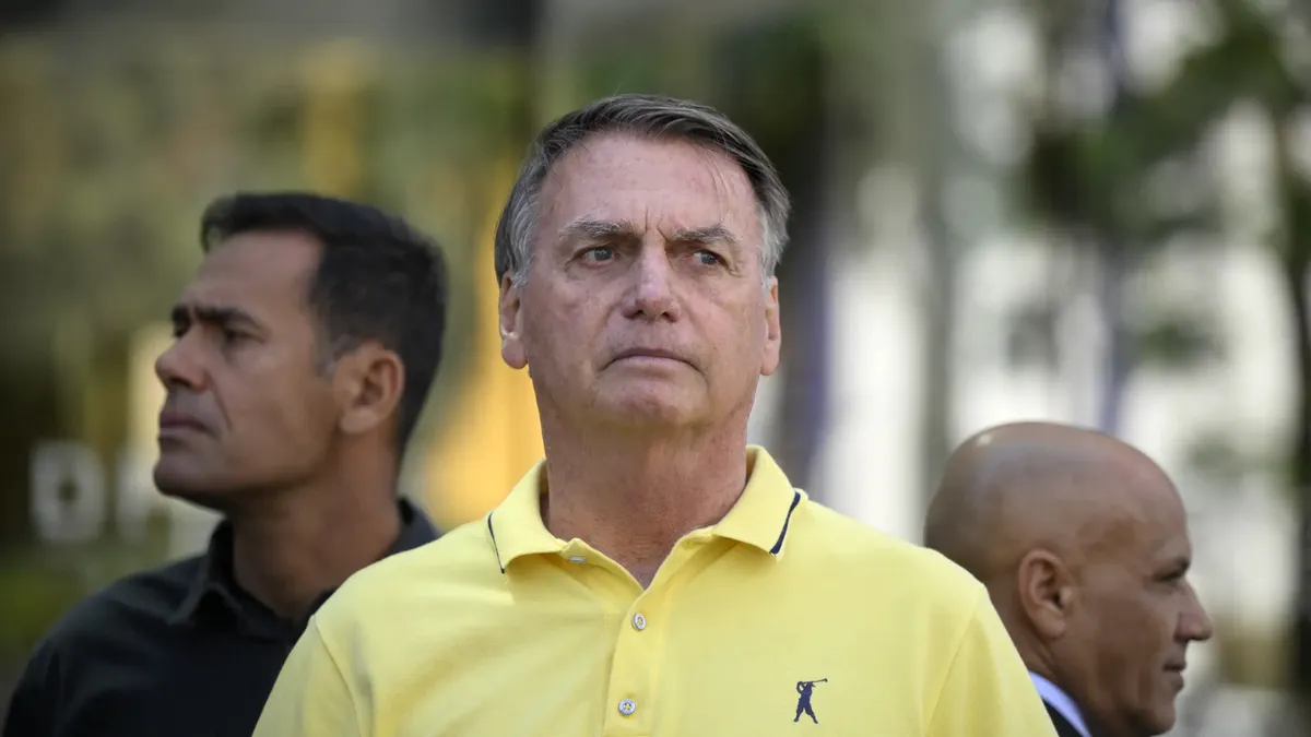 Fostul președinte al Braziliei, Jair Bolsonaro, reținut. Ar fi încercat să scape de monitorizarea electronică