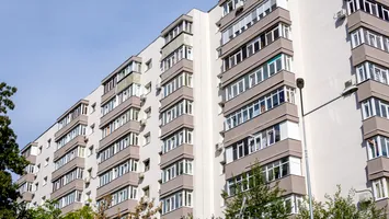 Casa scării, holul, subsolul sau terasa blocului nu pot fi ocupate după bunul plac. Ce reguli trebuie respectate și ce sancțiuni riscă proprietarii