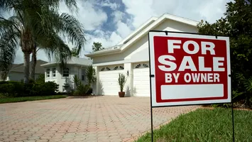 Peste 30% dintre românii proprietari ar vinde casa și s-ar muta în străinătate. Ce îi determină să ia această decizie