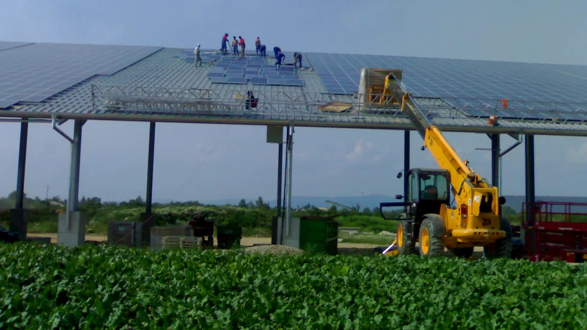 Cererea de panouri fotovoltaice a crescut și de până la 100 de ori, furnizorii sufocați de comenzi
