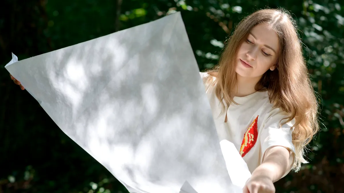 Interviu. „Azi dacă vreau mă voi preface în cocor, iar mâine, din aceeași hârtie aș putea să fiu trandafir”: Povestea pasiunii pentru origami a Alexandrei Baranyi
