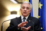 Isărescu vorbește rar. Iar când vorbește, înseamnă că pericolul e deja aici: România, stabilă doar la suprafață, plutește pe echilibre fragile