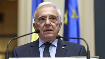 Isărescu: Inflația urcă abrupt, iar economia României înfruntă cea mai mare primă de risc din regiune