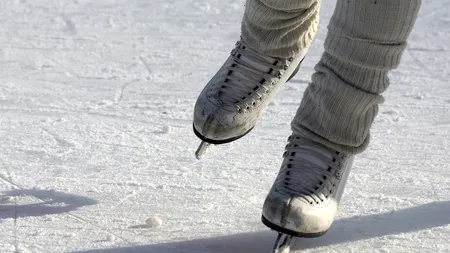 Sportivii ruși și belaruși au fost suspendați de la toate competițiile internaționale de patinaj pe gheață