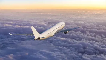 UE pregătește noi reguli pentru zboruri. Locuri alăturate fără taxe, pentru familii