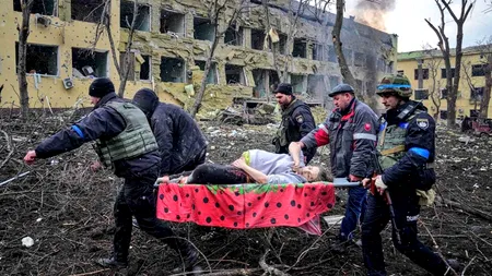 Imagini tragice din timpul războiului: O femeie însărcinată a murit după bombardamentul asupra maternității din Mariupol