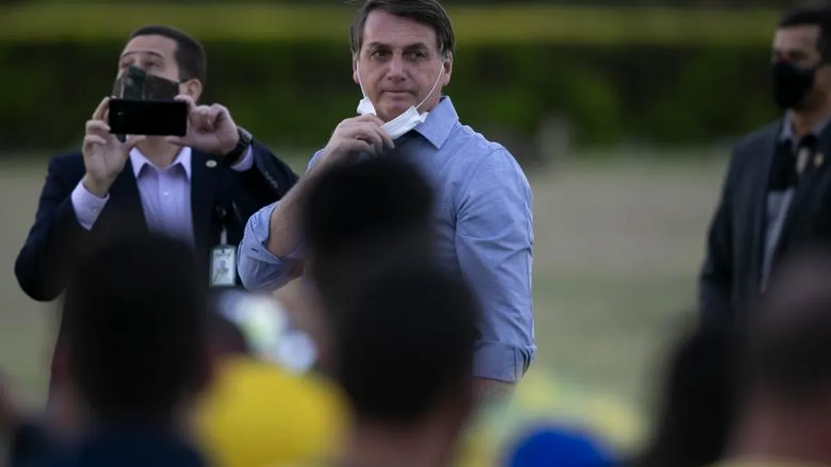 Președintele brazilian le-a vorbit susținătorilor cu masca trasă sub bărbie. Jair Bolsonaro este INFECTAT cu Covid-19