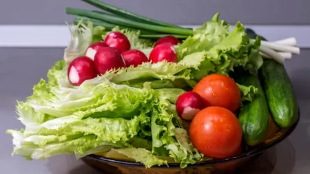 Salata verde, mai periculoasă pentru sănătate decât carnea de porc. Când devine toxic cel mai consumat aliment de primăvară