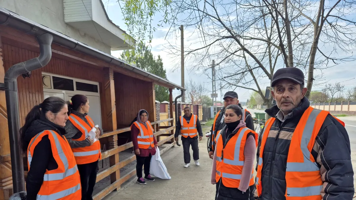 Un primar din Olt a scos asistații social la muncă. Le-a împărţit sectoare din comună, pe care le salubrizează periodic (FOTO)