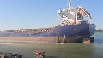 Navă cargo de 10.000 de tone, scăpată de sub control la Tulcea. A „ras” pontoanele de pe faleză și a lovit mai multe ambarcațiuni