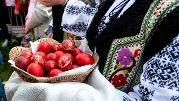 Paștele ortodox: udatul cu parfum, cocoșul alb, pocnitorile, coșul pascal! Obiceiuri și tradiții