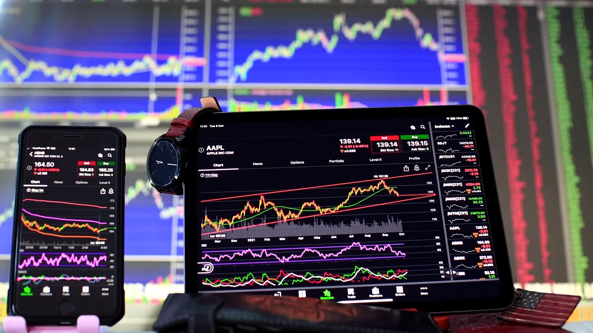 Bursa scade luni cu 0,3% în deschidere