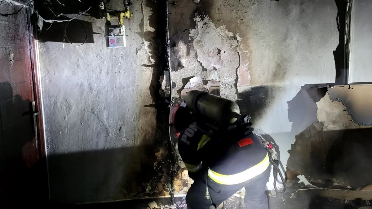 Incendiu într-un bloc turn din Giurgiu, izbucnit de la o lumânare aprinsă