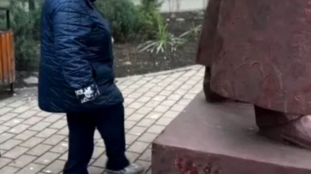 Dosar penal pentru o bătrână care a lovit cu piciorul ”statuia Satanei” din Iași! Edificul, împrejmuit acum pentru a fi apărat de furia oamenilor
