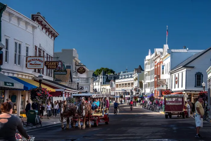 Sursa: mackinacisland.org / Trăsură trasă de cai pe insula Mackinac. unde mașinile sunt interzise