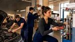 Meseria bate diploma: profesiile pe care le poți învăța în 2026 fără facultate și cât costă să o iei de la zero