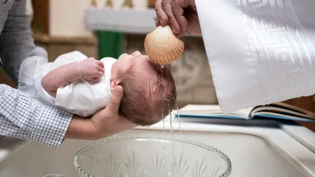 Botezul, între importanţa spirituală şi tradiţii