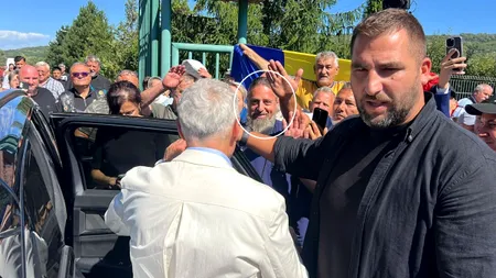 Călin Georgescu primit de un preot fals în Moldova. Fostul candidat la prezidențiale se afla în mijlocul turneului politic