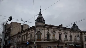 Clădirea din București care a stat 25 de ani cu sala deschisă spre cer intră în restaurare