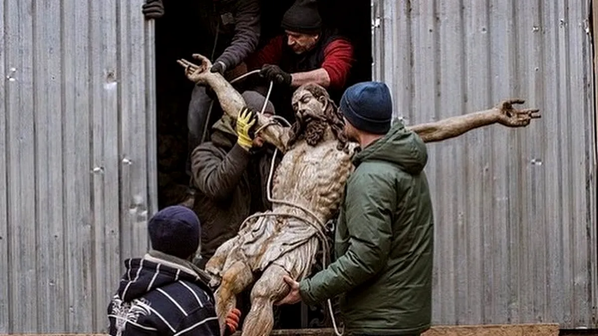 Rușii bombardează și bisericile, ucrainenii ascund obiectele religioase de mare valoare (galerie foto)