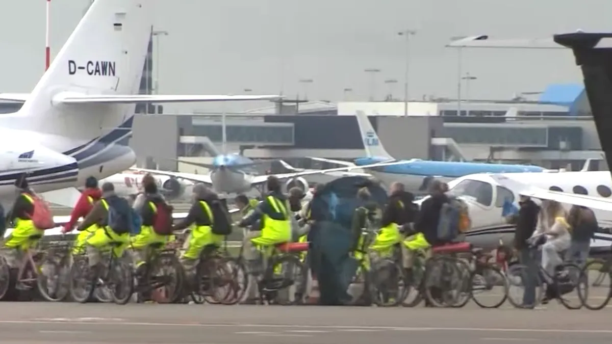 Activişti pentru climă blochează avioanele private pe aeroportul Schiphol din Amsterdam