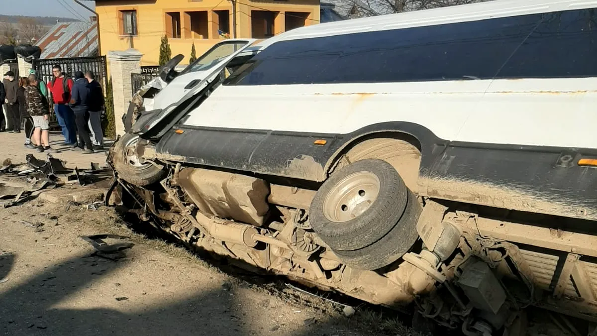 Accident între un microbuz și un TIR, 13 persoane la spital