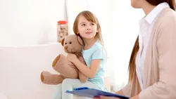 Cât câștigă, de fapt, un asistent maternal în România și ce trebuie să faci ca să obții jobul