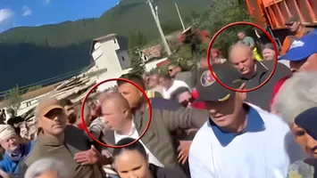 Călin Georgescu a venit cu interlopii la sinistrații din Broșteni: printre ei, membri ai mafiei pădurilor