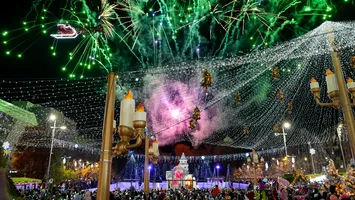 Ninsoare artificială, căsuțe de turtă dulce, balerine și peste două milioane de beculețe. Se deschide Târgul de Crăciun care se vrea numărul 1 în Europa