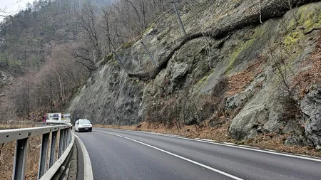 Se reiau restricţiile pe Valea Oltului. Circulaţia, dirijată cu piloți de trafic