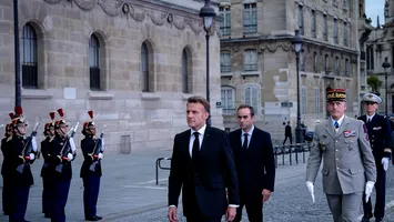 Macron joacă ultima carte. Il repune pe Sébastien Lecornu în funcţia de premier