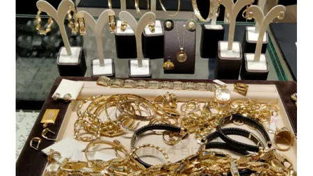 Polițiștii vrânceni au confiscat bijuterii cu pietre prețioase și obiecte de aur în valoare de 300.000 de euro