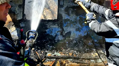Incendiu într-o localitate giurgiuveană. O casă a ars, cel mai probabil, din cauza unei lumânări aprinse
